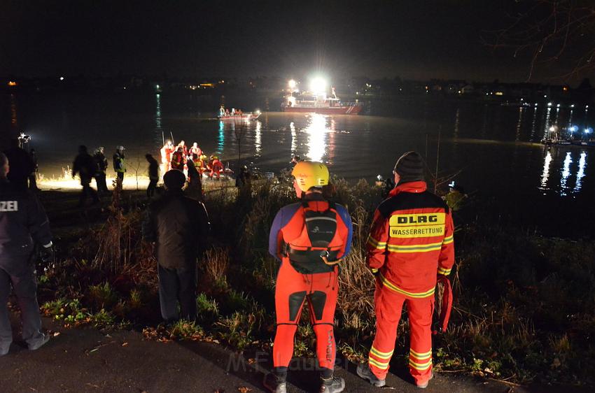 Einsatz BF Koeln PKW im Rhein Mondorf Hersel P102.JPG